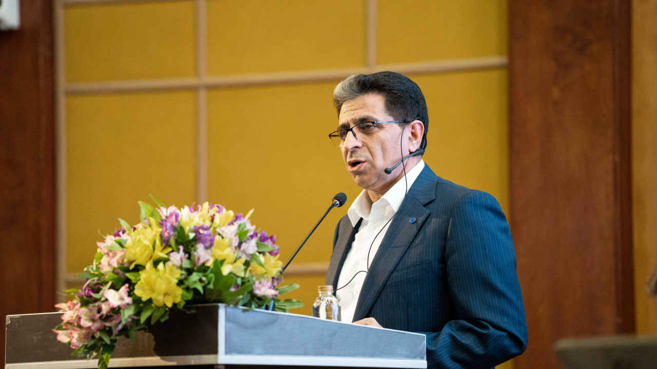 {{ speaker.firstName }} {{speaker.lastName}}